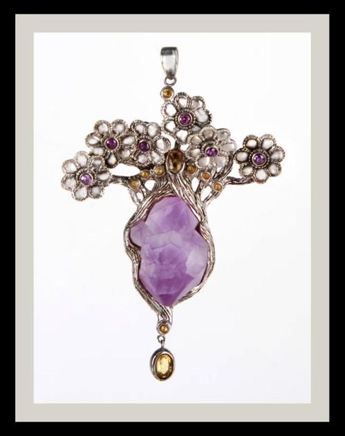 藝術(shù)與設(shè)計(jì)學(xué)院舉辦崔衡珠寶首飾設(shè)計(jì)作品展