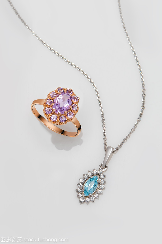 金戒指,粉色和藍色的 t 銀吊墜首飾套裝
